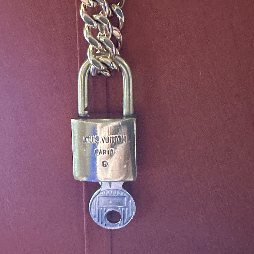 LOUIS VUITTON rare lock #220 with one key and unbranded chain.